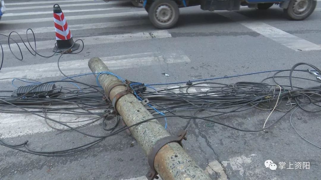 貨車掛斷七根電桿，通信線路受損嚴(yán)重
